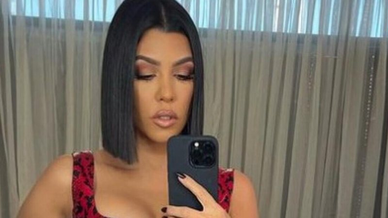 Depois de postar foto de Natal com a família do noivo, Kourtney Kardashian aparece sozinha com relógio no Ano Novo - Reprodução/Instagram