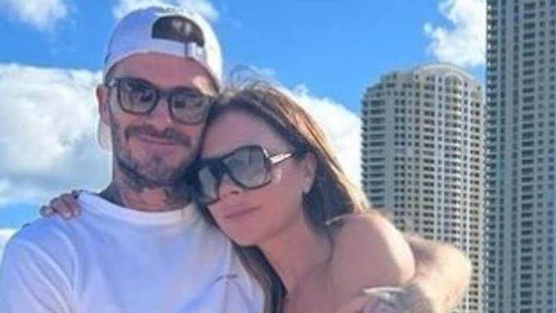 Victoria e David Beckham posaram abraçados em um barco - Reprodução/Instagram