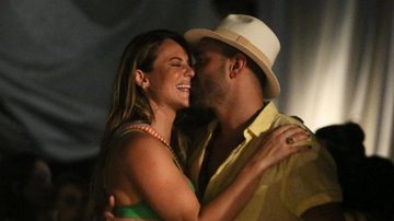 Cantor Diogo Nogueira posa coladinho com Paolla Oliveira e atriz surge em palco com o amado - Adão/Ag News