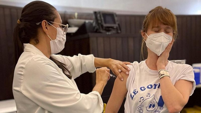 Mariana Ximenes toma dose de reforço da vacina contra a covid - Reprodução/Instagram