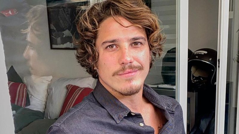 Romulo Arantes Neto surge sem camisa com prancha de surf - Reprodução/Instagram