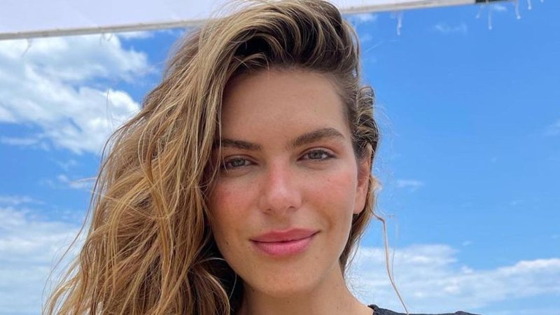 Sem maquiagem, modelo Mariana Goldfarb surge deslumbrante na praia - Reprodução/Instagram