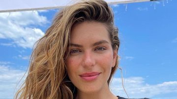 Sem maquiagem, modelo Mariana Goldfarb surge deslumbrante na praia - Reprodução/Instagram