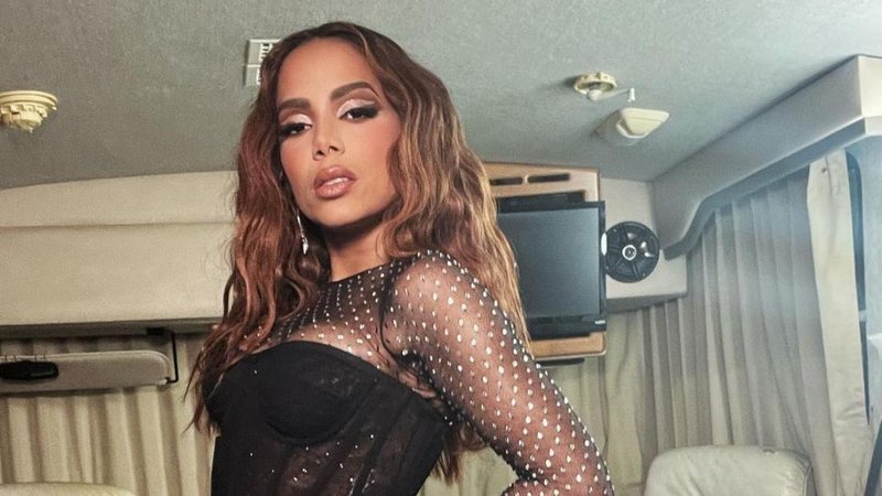 Anitta surge sem defeitos em sequência de fotos em Aspen - Reprodução/Instagram