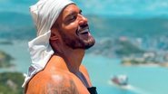 Bil Araújo encantou ao posar sem camisa para clique em praia do Espírito Santo - Reprodução/Instagram