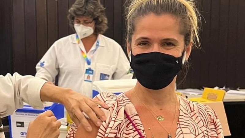 Ingrid Guimarães toma dose de reforço da vacina de covid-19 - Reprodução/Instagram