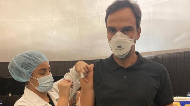 Tadeu Schmidt alfineta Novak Djokovic ao tomar 3ª dose da vacina - Reprodução/Instagram