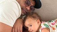Zezé Di Camargo surge coladinho com a neta caçula, Julia - Reprodução/Instagram