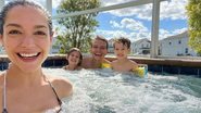 Thaís Fersoza curte dia na piscina ao lado da família - Foto: Reprodução / Instagram