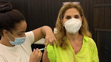 Helena Fernandes recebe 3ª dose da vacina contra a covid-19 - Reprodução/Instagram