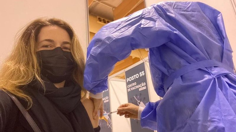 Cláudia Abreu toma 3ª dose da vacina contra covid-19 - Reprodução/Instagram