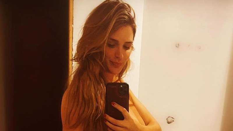 Apresentadora Rafa Brites exibe barrigão ao posar nua em selfie no espelho - Reprodução/Instagram