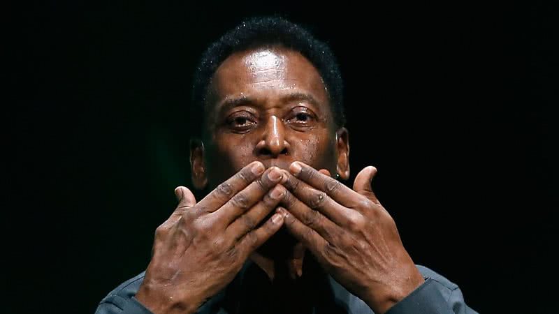 O jogador de futebol Pelé mandando beijos com as mãos; atleta morreu nesta quinta, 29, aos 82 anos - Foto: Getty Images