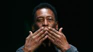 O jogador de futebol Pelé mandando beijos com as mãos; atleta morreu nesta quinta, 29, aos 82 anos - Foto: Getty Images