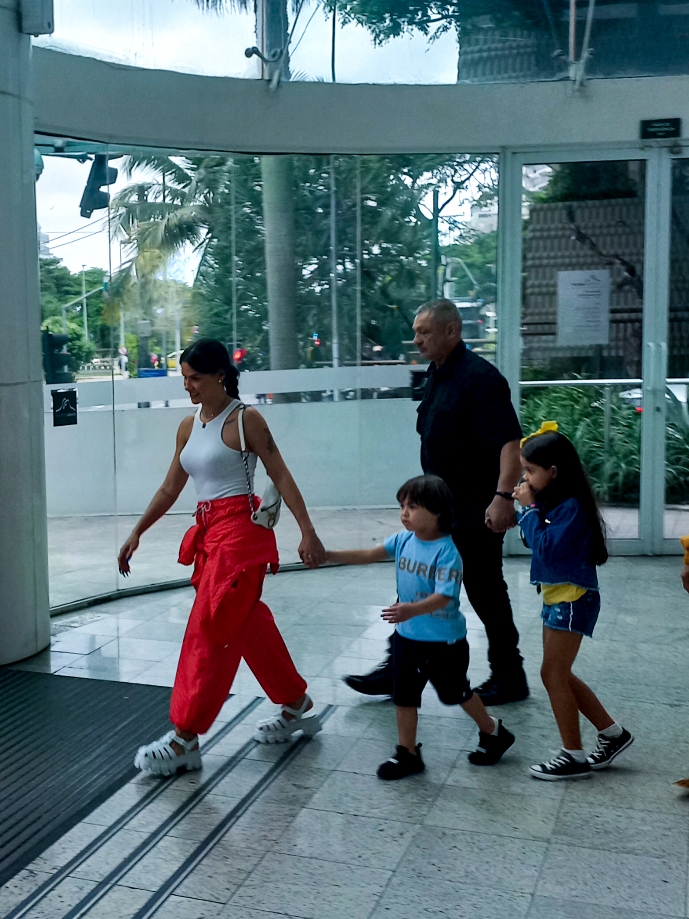 Andressa Suita passeia com os filhos no Rio