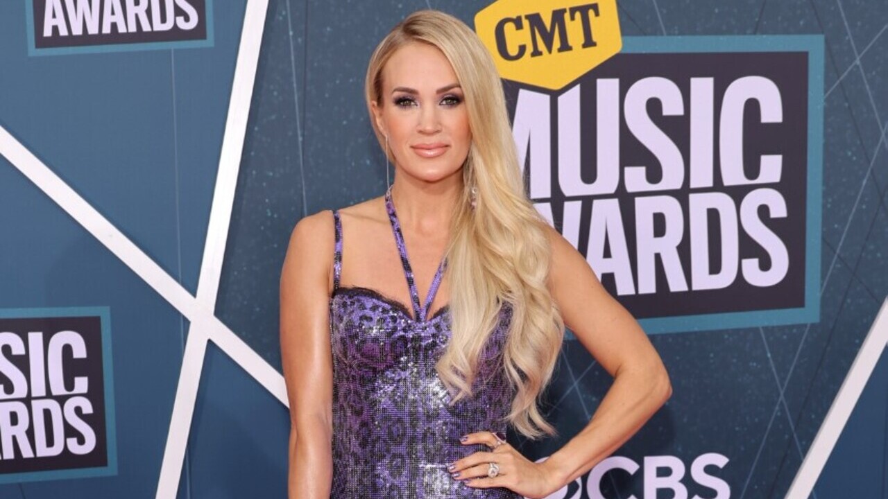Com look roxo brilhante, Carrie Underwood marca presença em premiação de  música country