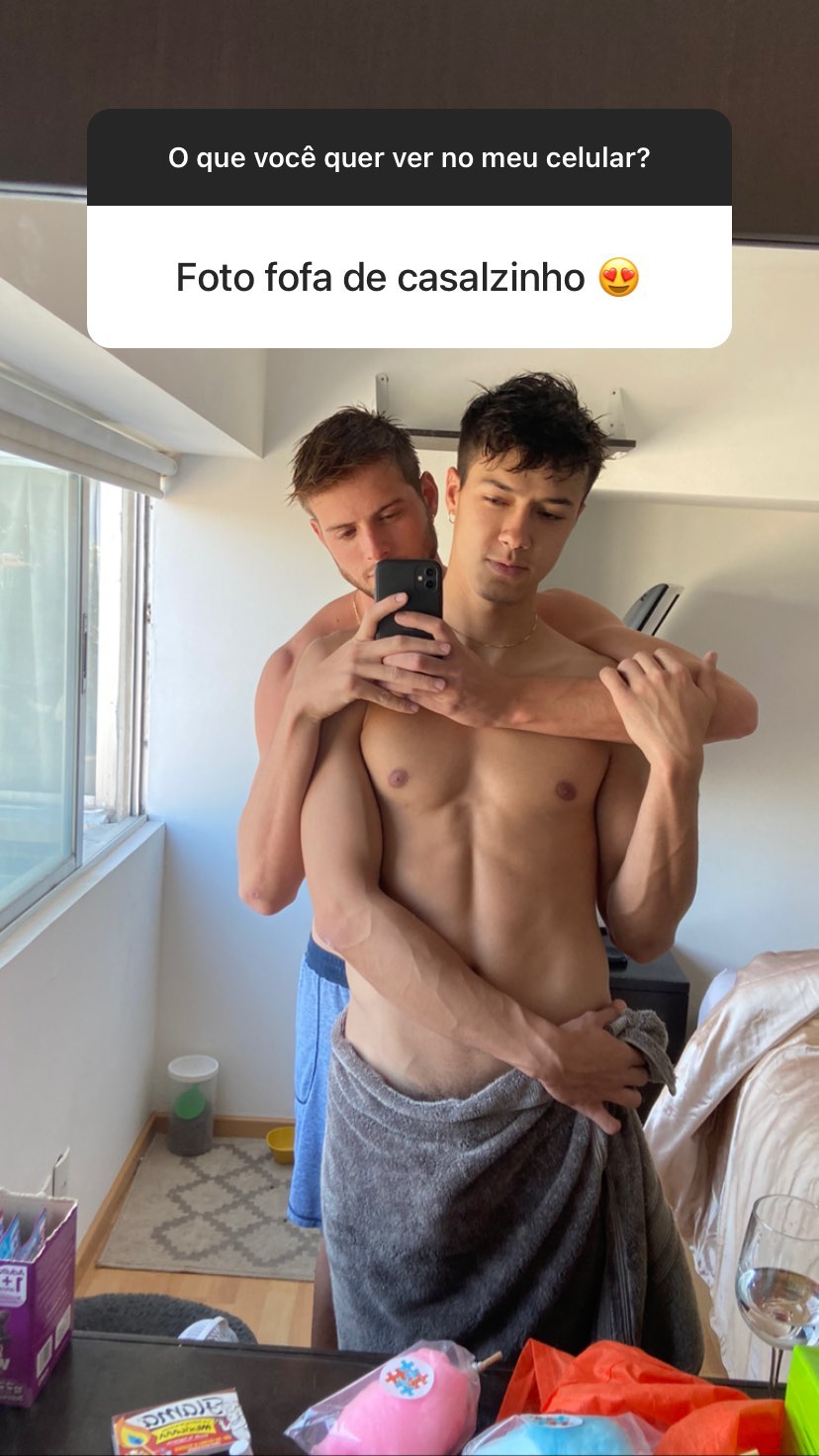 Daniel foto com o namorado no Instagram Stories