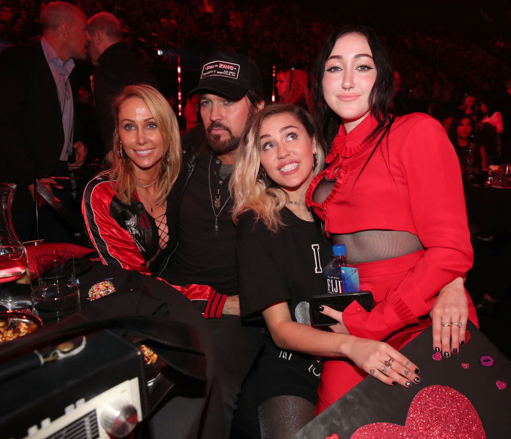 Noah Cyrus ao lado dos pais, Tish Cyrus e Billy Ray, e sua irmã, Miley Cyrus