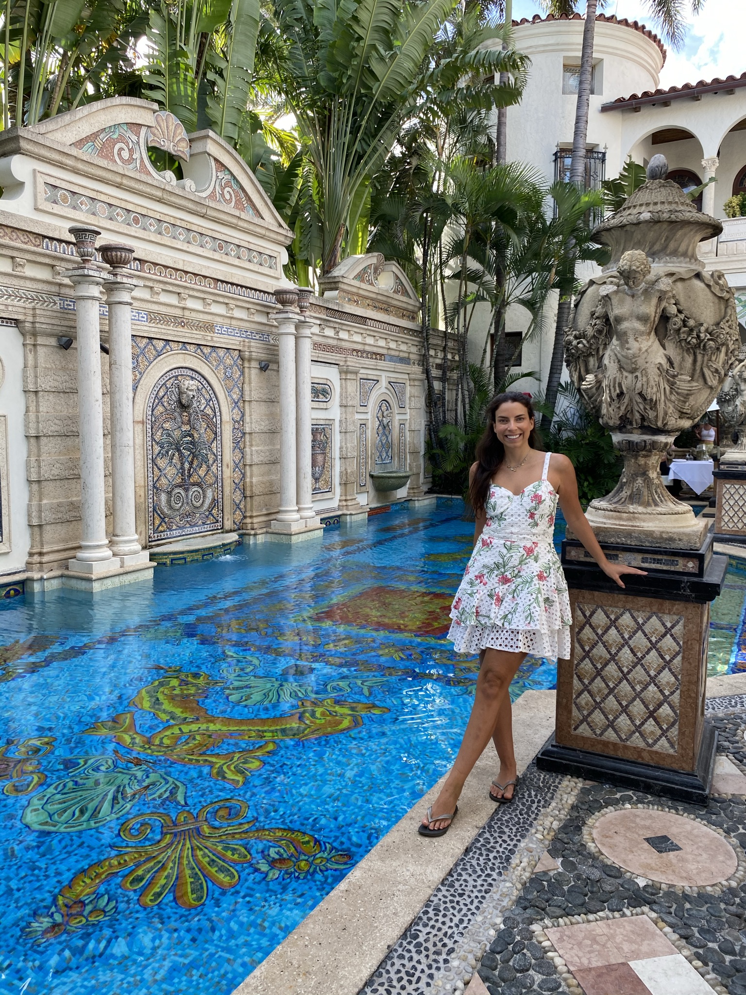 Alessandra visita mansão de Gianni Versace, em Miami, Flórida