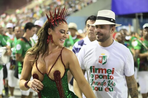 O casal Paolla Oliveira e Diogo Nogueira mostrou samba no pé no ensaio 