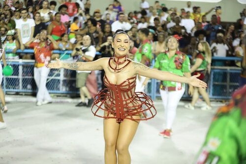 Bianca Andrade compareceu ao ensaio da escola de samba carioca com um look moderno