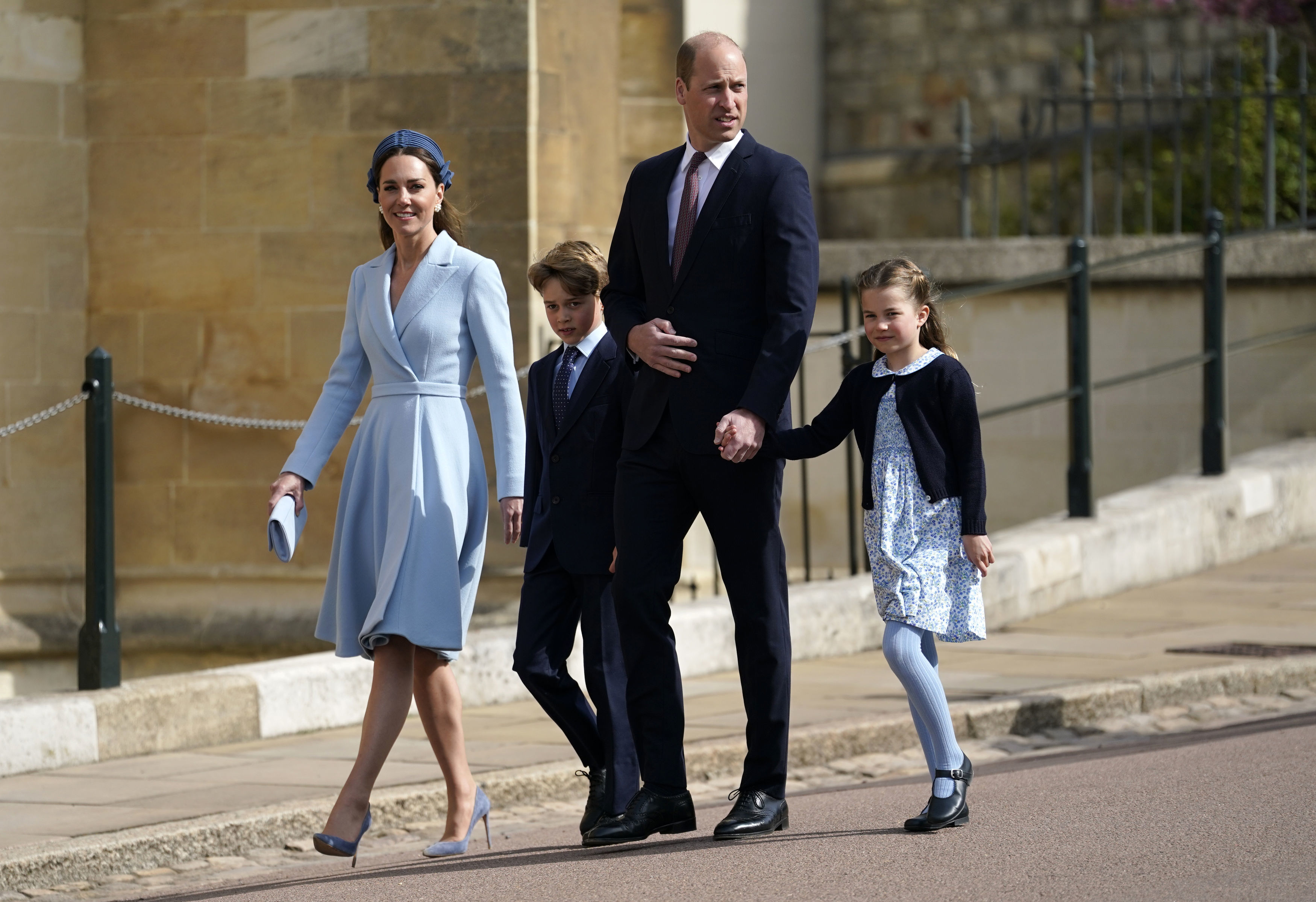 Príncipe George e princesa Charlotte participam pela primeira vez do culto de Páscoa da família real