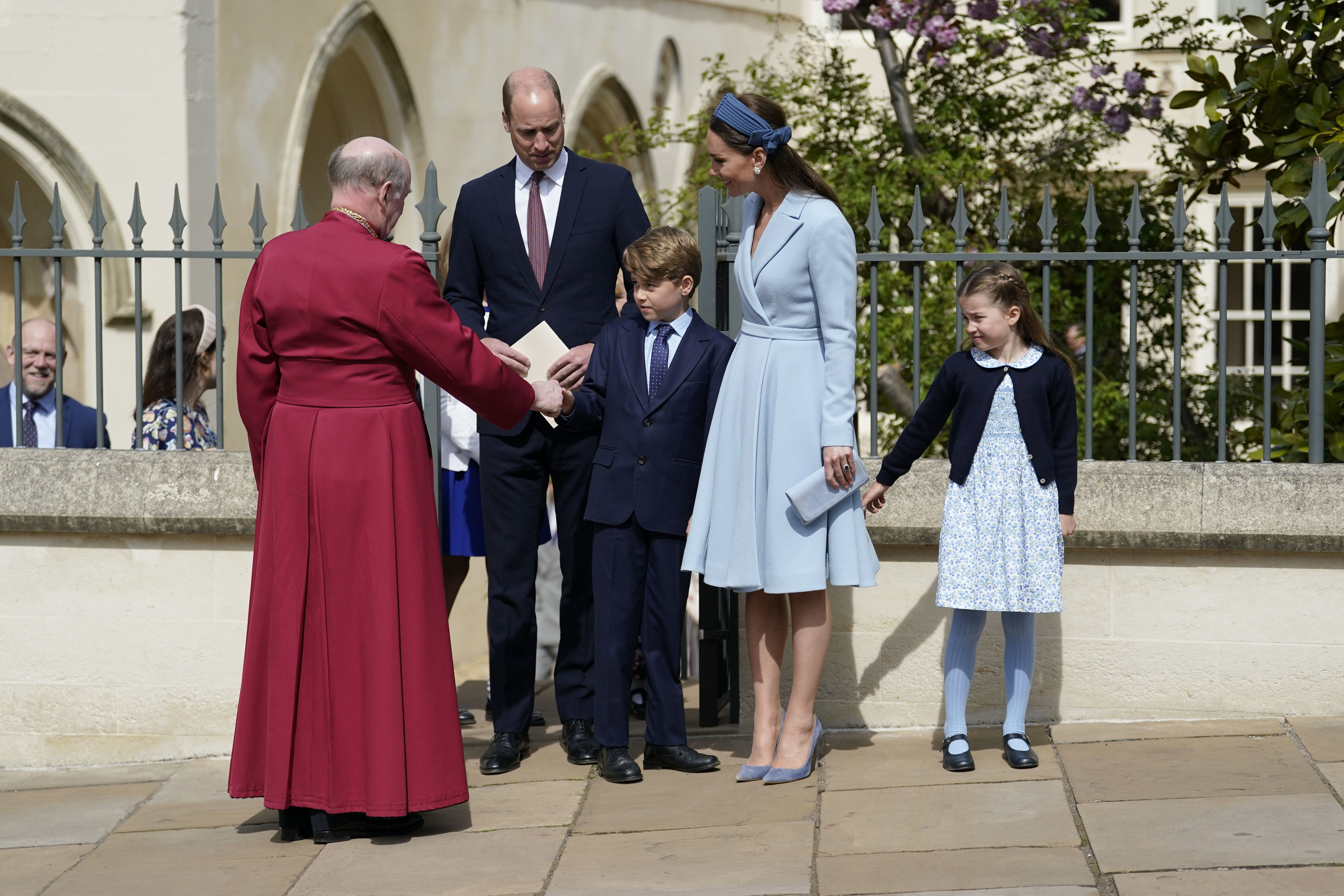 Príncipe George e princesa Charlotte participam pela primeira vez do culto de Páscoa da família real