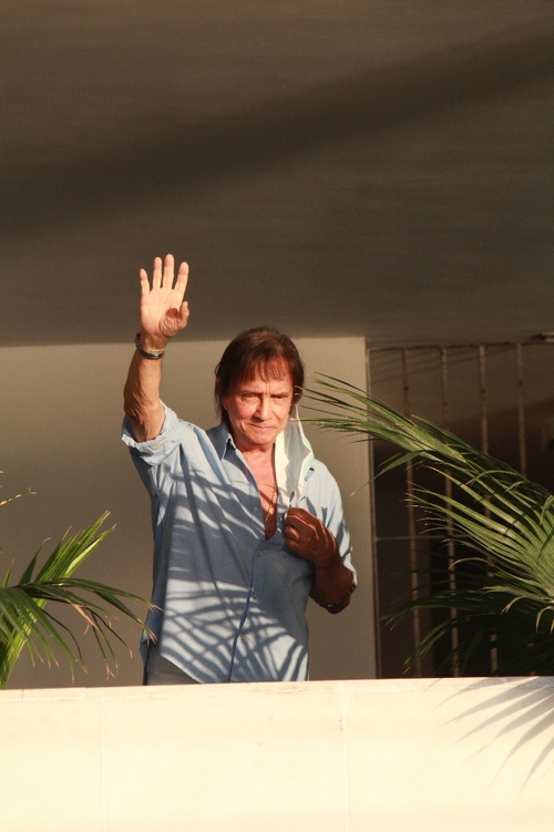 O Rei interagiu com fãs da sacada de seu apartamento na Urca no Rio de Janeiro