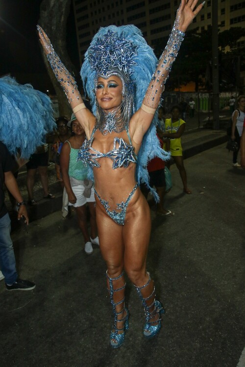 A Rainha de Bateria da Vila Isabel mostrou samba no pé ao cruzar a avenida
