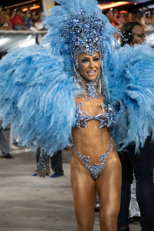 Sabrina Sato usou um look azul para desfilar pela Vila Isabel
