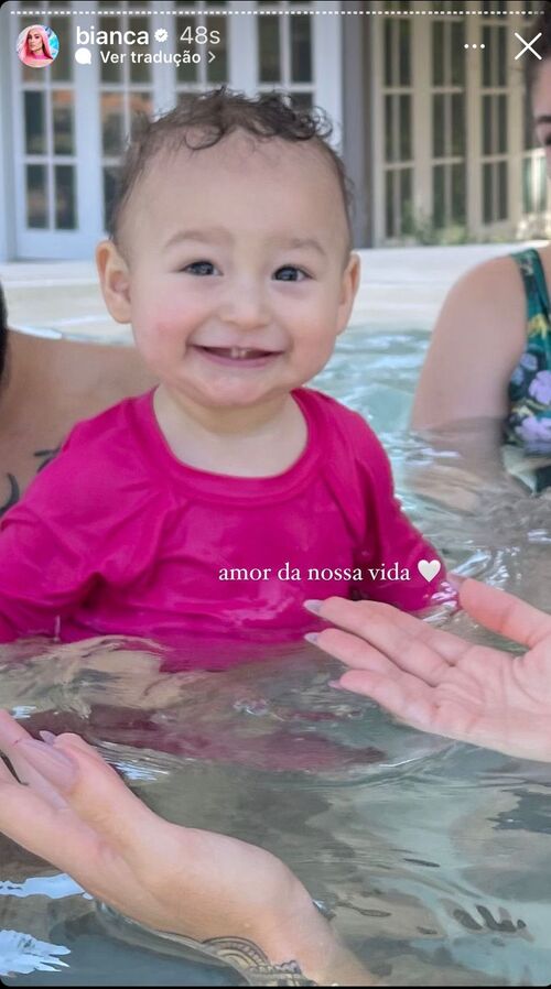 “Amor da nossa vida”, escreveu a empresária na legenda de uma foto de Cris sorridente na piscina da casa. 