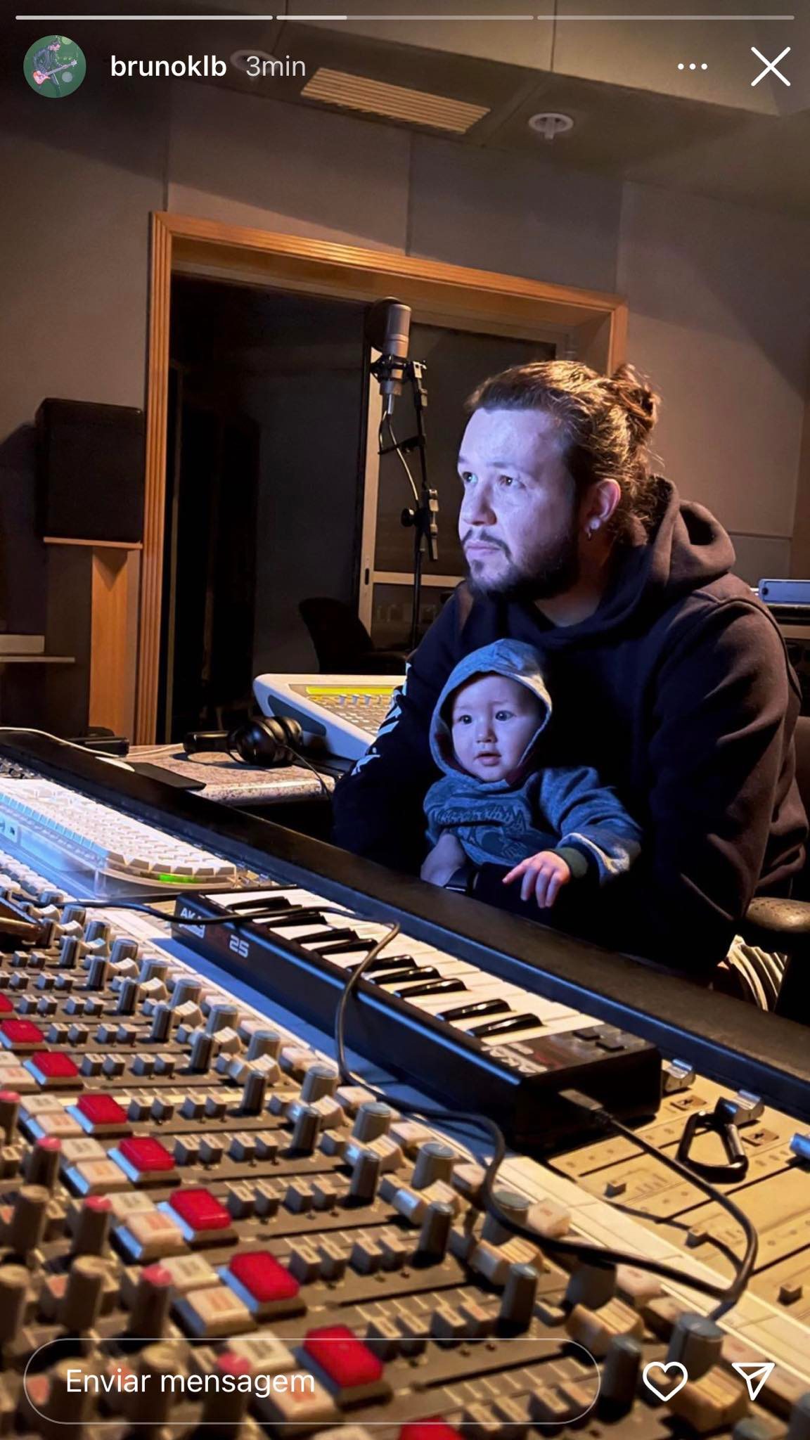 Bruno Scorn e filho no estúdio - Créditos: Reprodução / Instagram