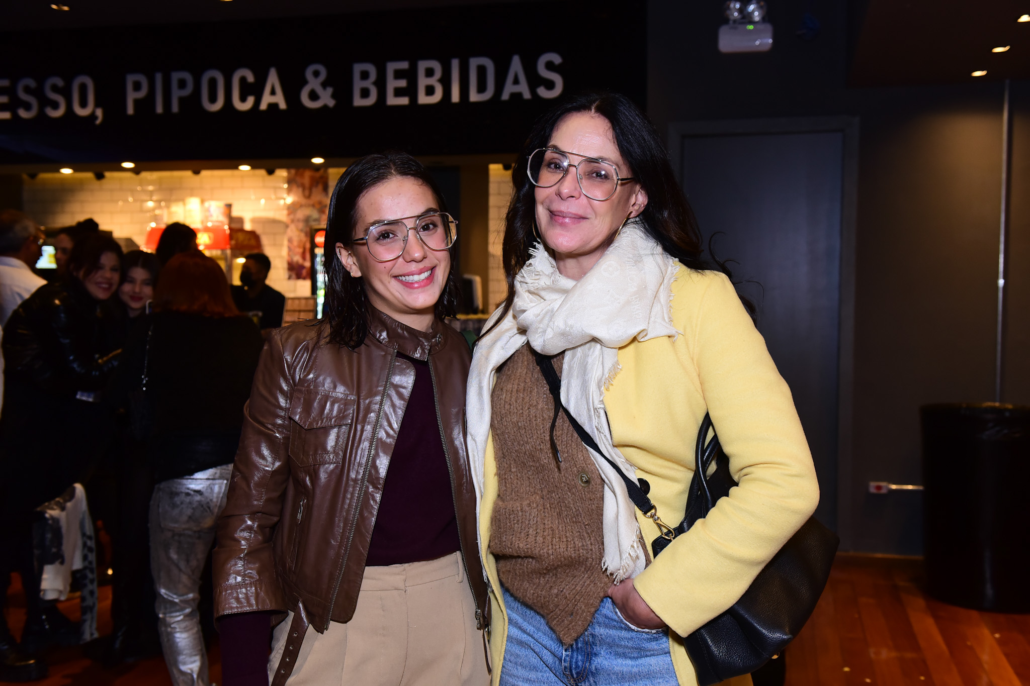 Carolina Ferraz curte noite no cinema com a filha Valentina