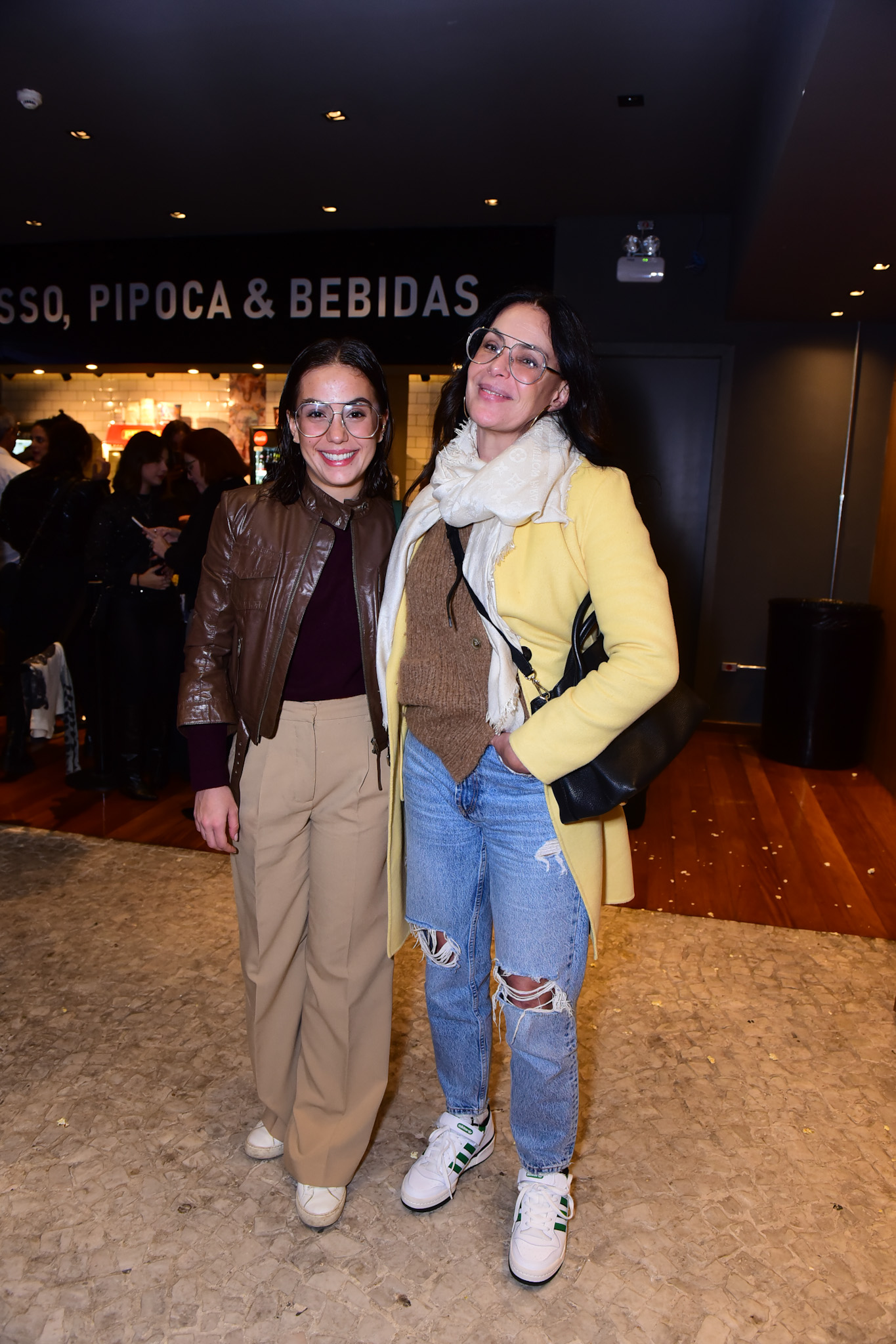 Carolina Ferraz curte noite no cinema com a filha Valentina