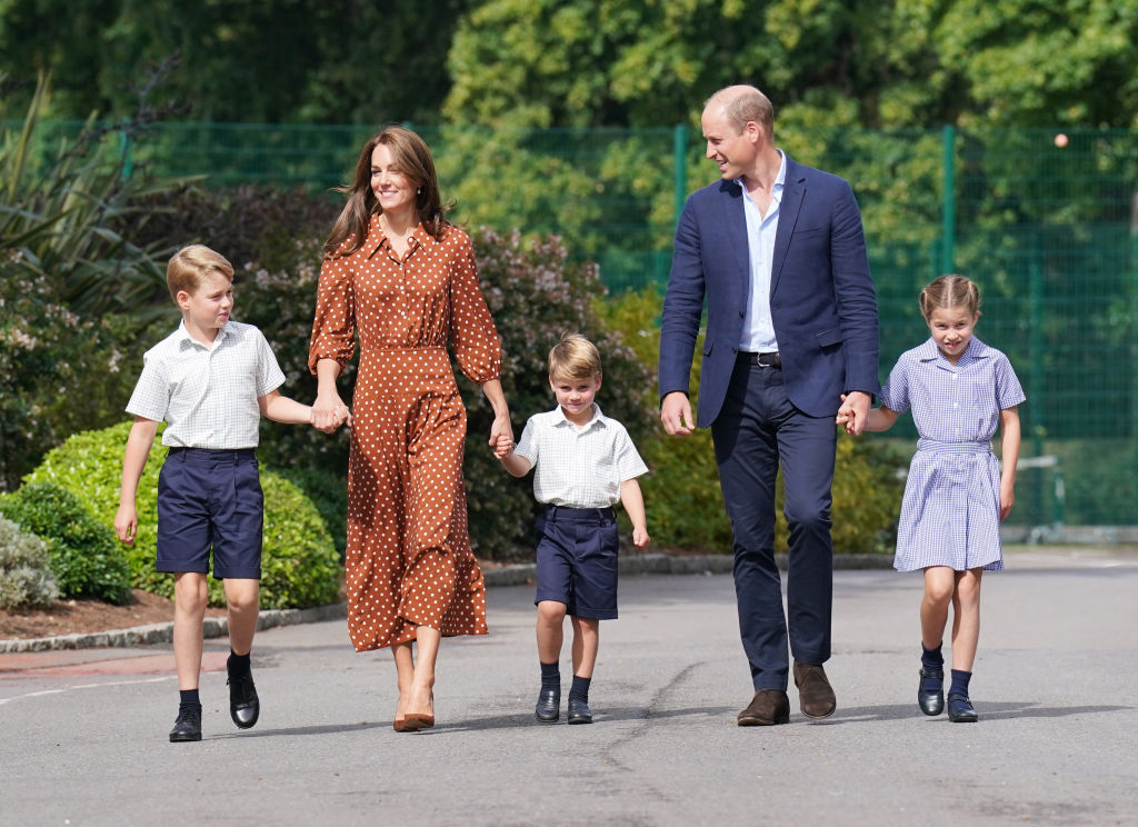 Príncipe Louis se recusa a andar de mãos dadas com Príncipe William em caminhada
