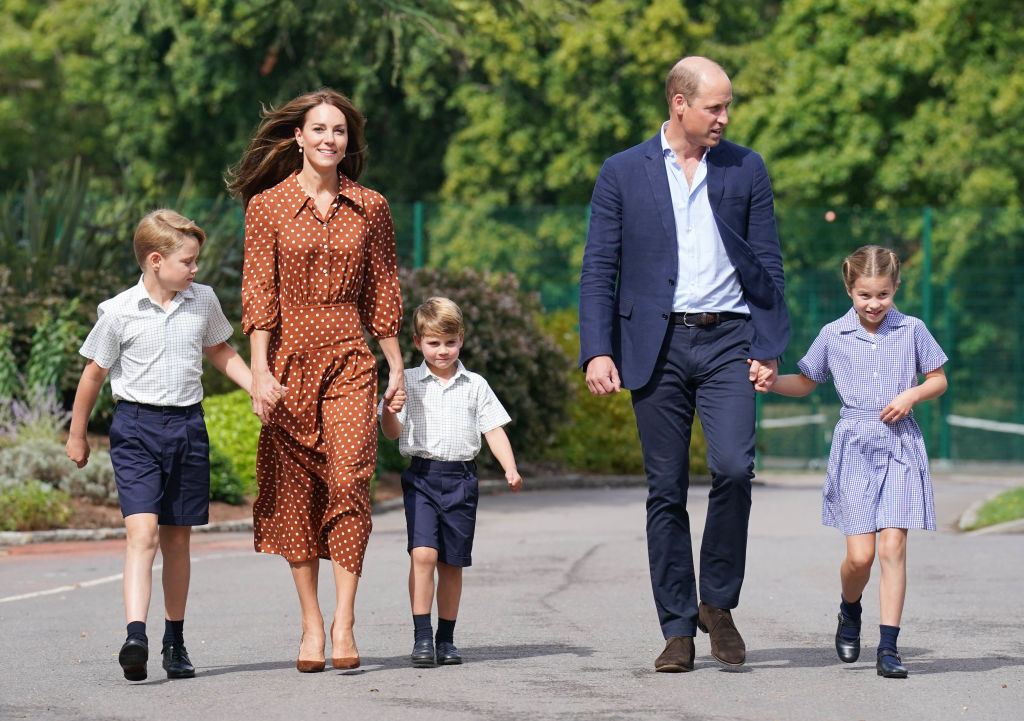 Príncipe Louis se recusa a andar de mãos dadas com Príncipe William em caminhada