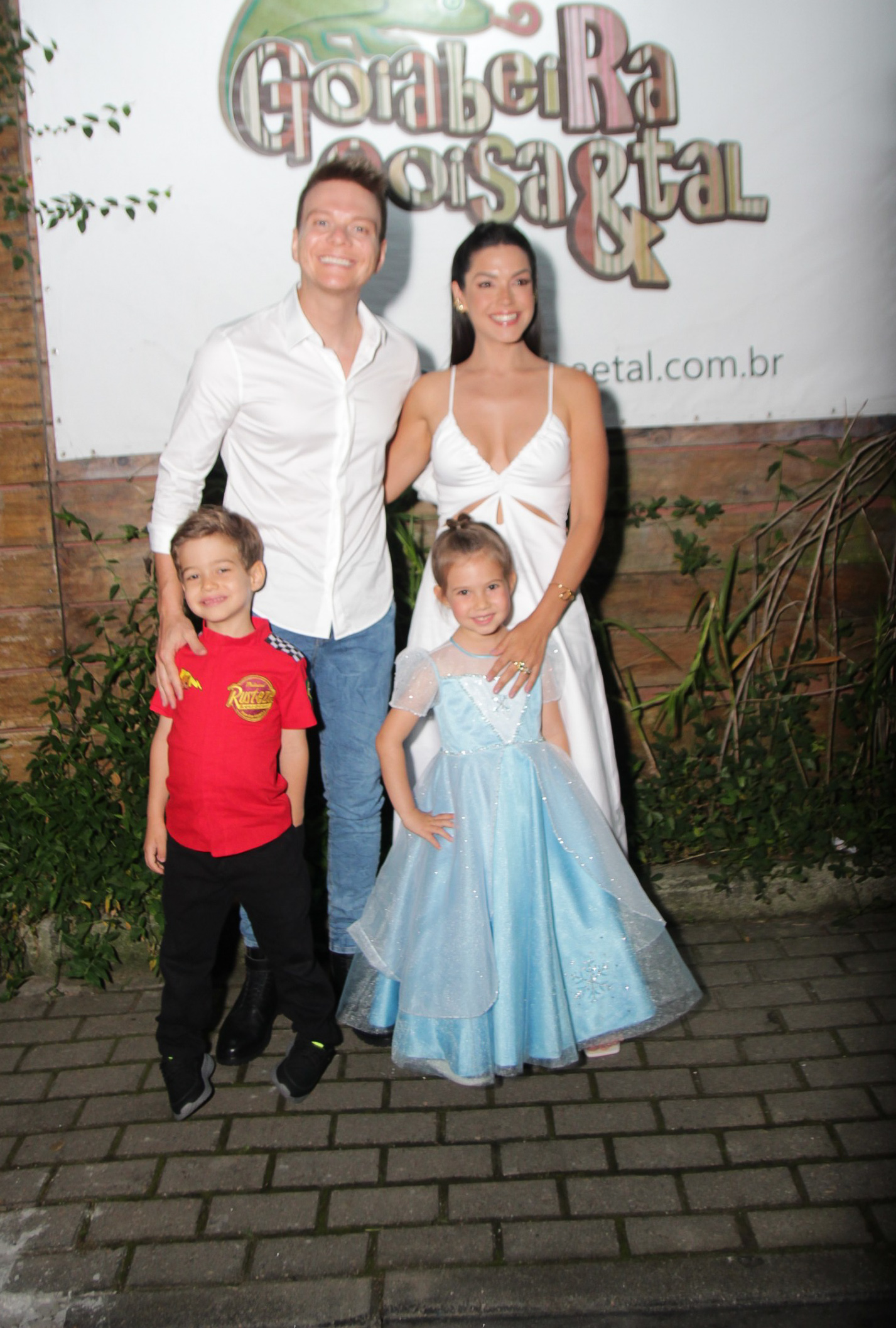 Thais Fersoza e Michel Teló com os filhos