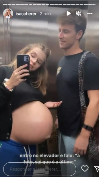 Isa foto no elevador na reta final da gravidez