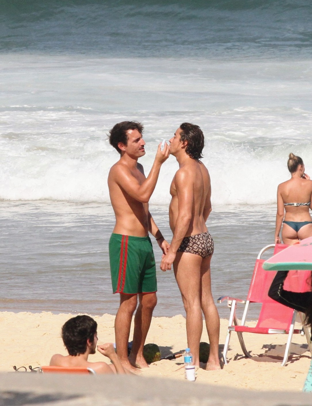 Jesuíta Barbosa curte dia na praia com seu novo affair