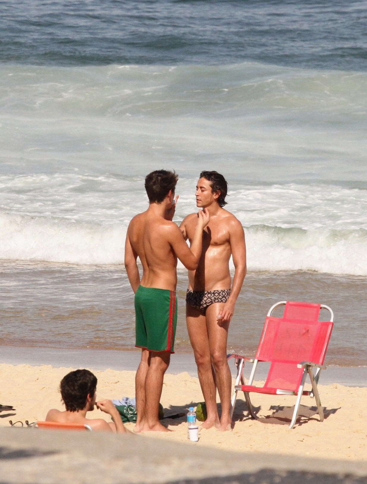 Jesuíta Barbosa curte dia na praia com seu novo affair
