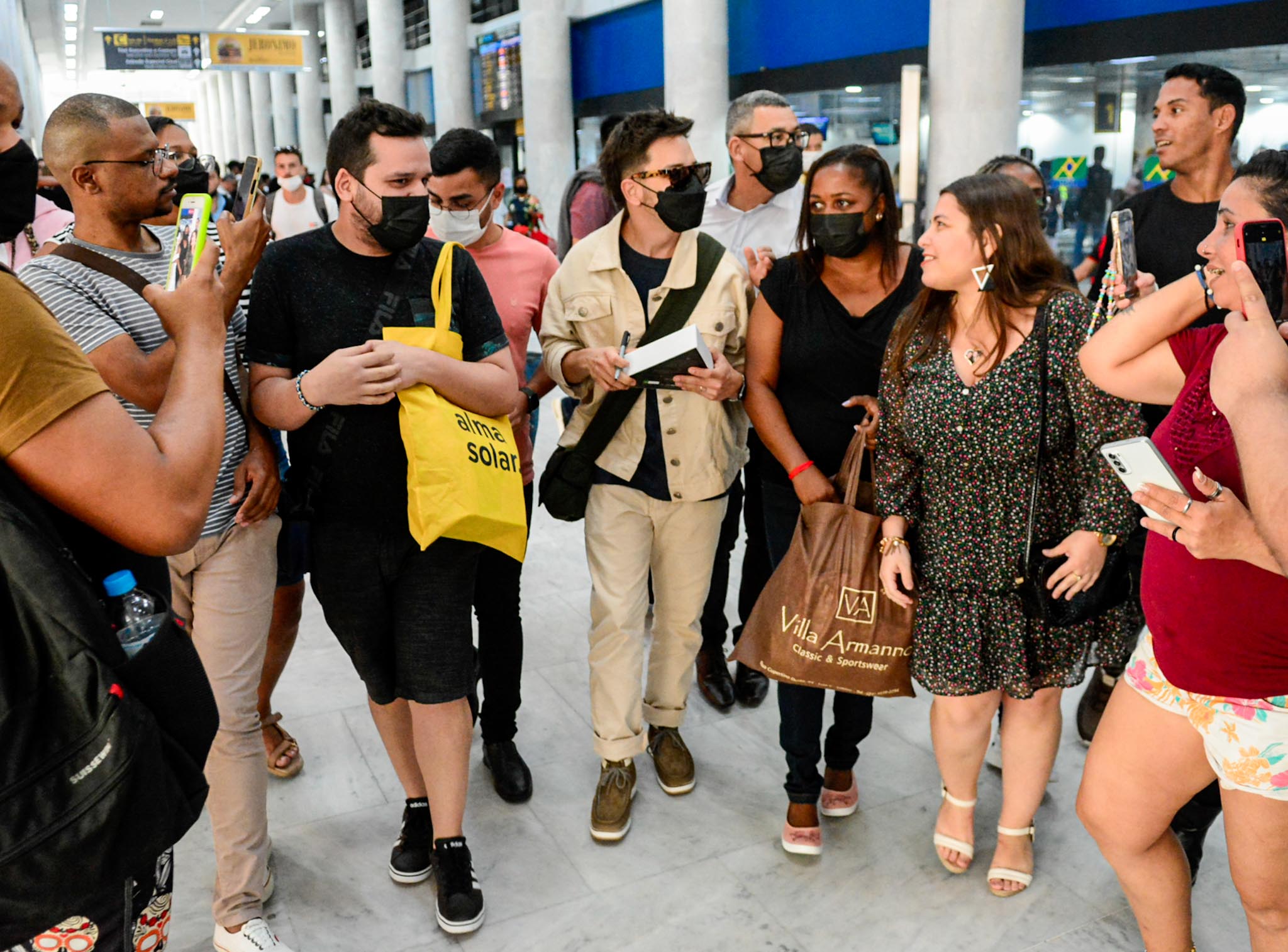 Junior Lima com os fãs em aeroporto no Rio de Janeiro