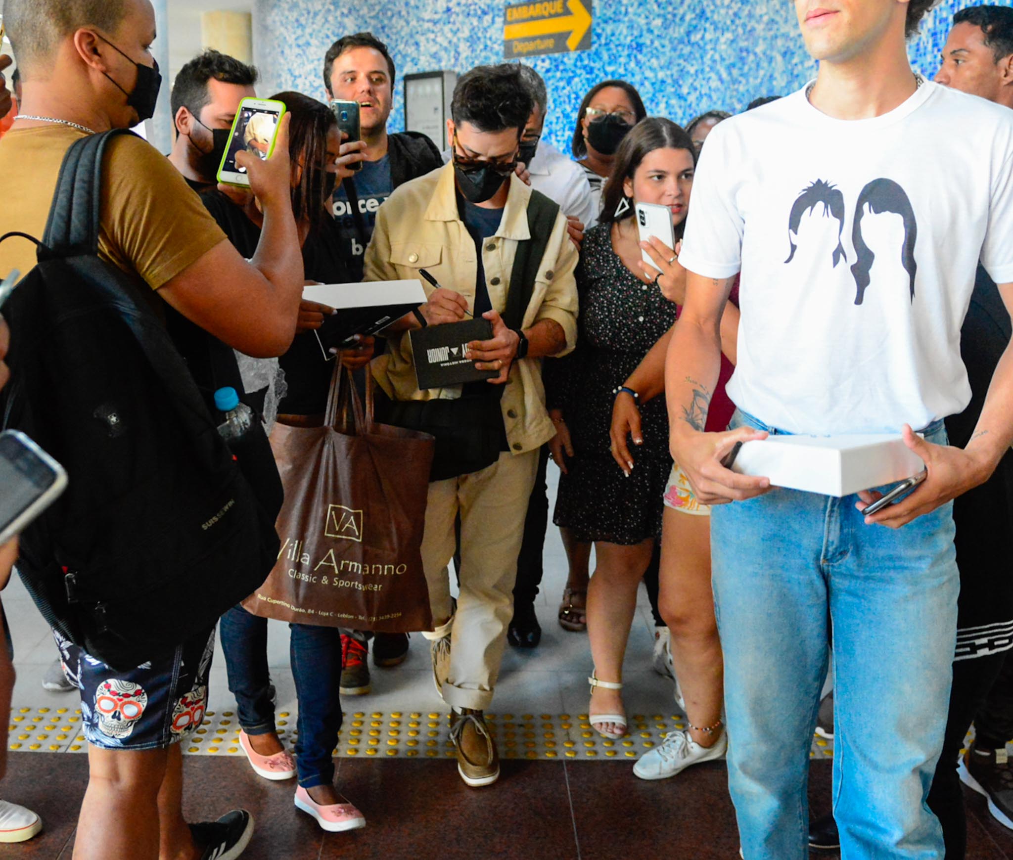 Junior Lima com os fãs em aeroporto no Rio de Janeiro