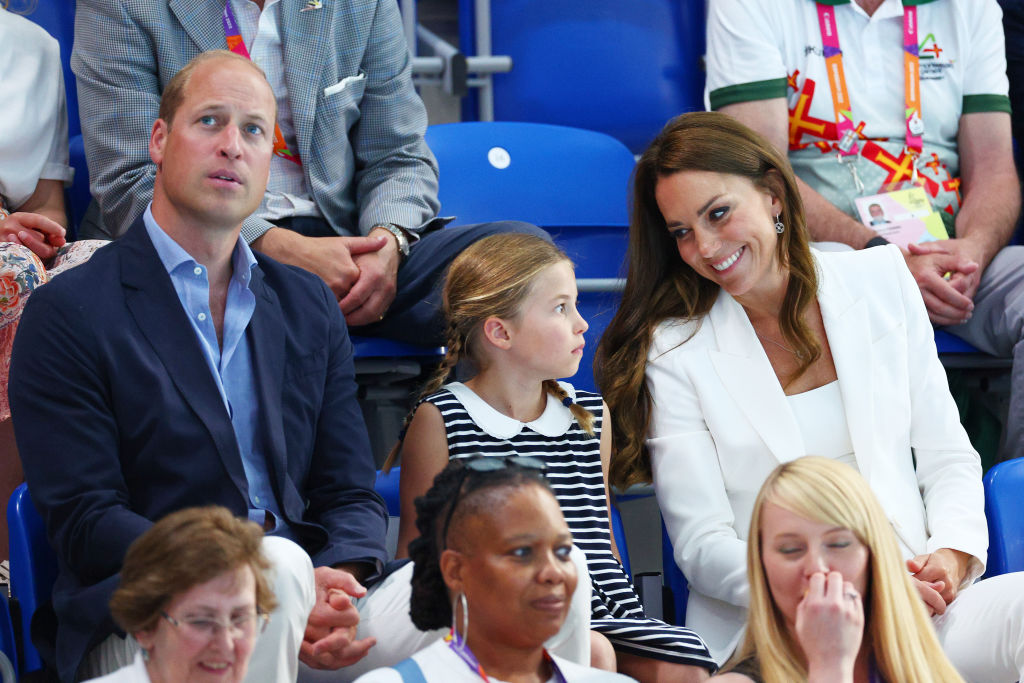Kate Middleton e Príncipe William se divertem com a filha, a Princesa Charlotte, em competição de natação