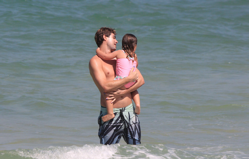 Rafa Vitti aproveita dia de sol na praia com a filha 