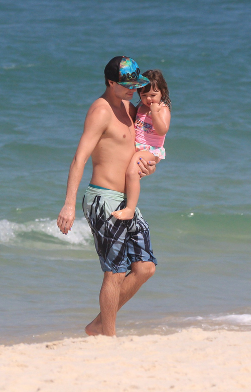O ator Rafa Vitti curtiu o dia ensolarado em praia no Rio de Janeiro ao lado da filha Clara Maria