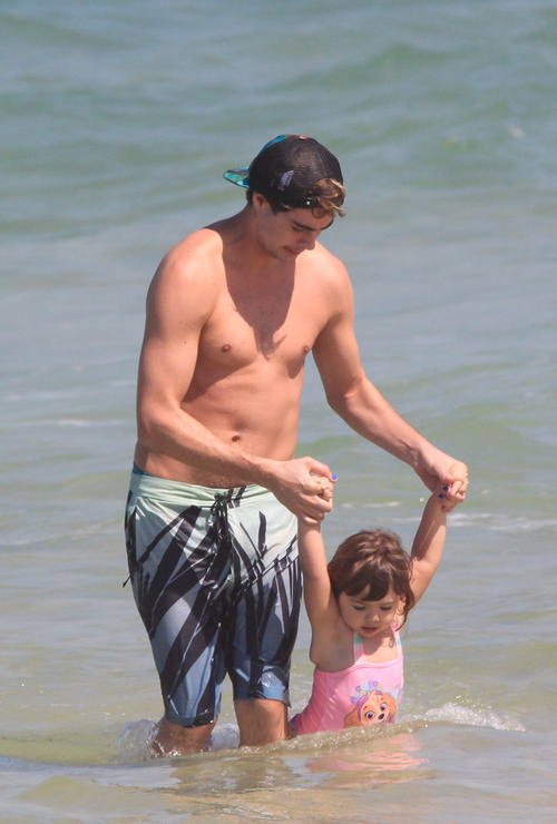 O ator e a filha Clara Maria apareceram dando um mergulho no mar e se divertindo na areia