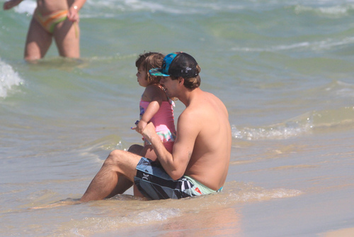 A filha de Rafa com a comediante Tatá Werneck ainda apareceu sentada com o pai assistindo as ondas. 