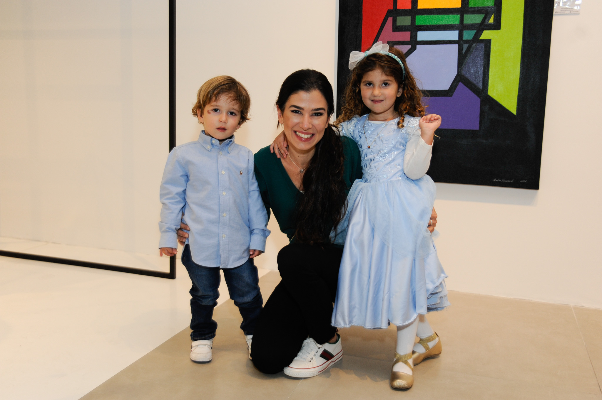 Renata Abravanel prestigiou a exposição da irmã, Cintia Abravanel, ao lado dos filhos