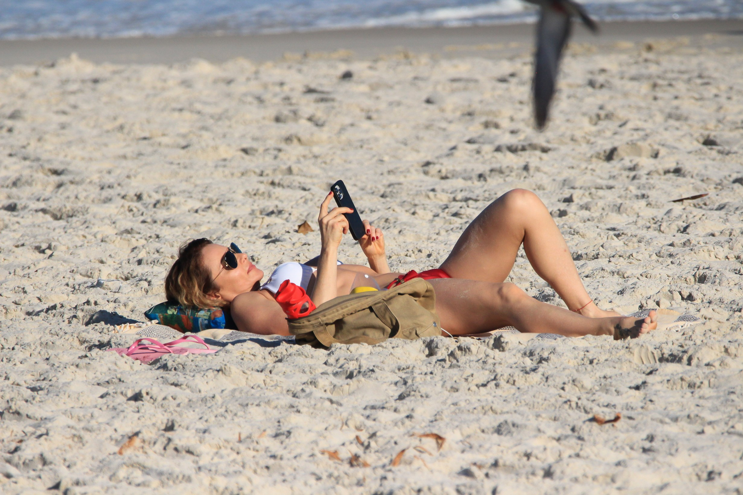 Rita Guedes curte o dia na praia