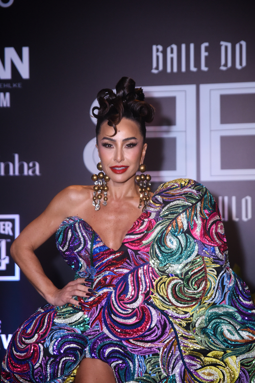 Sabrina Sato surpreendeu seus seguidores ao aparecer vestido um look elegante e bem colorido para um baile de gala em São Paulo. 
